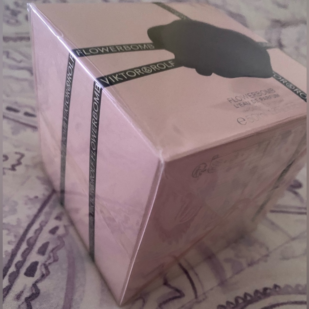 ✨Viktor & Rolf - Flowerbomb for Women 1.7oz - NWT✨ - Picture 3 of 14